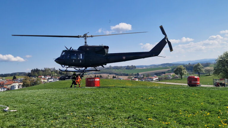 Übung Waldbrand mit Hubschrauberunterstützung