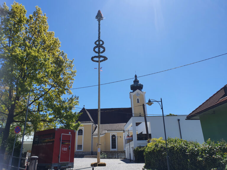 Aufstellen vom Maibaum